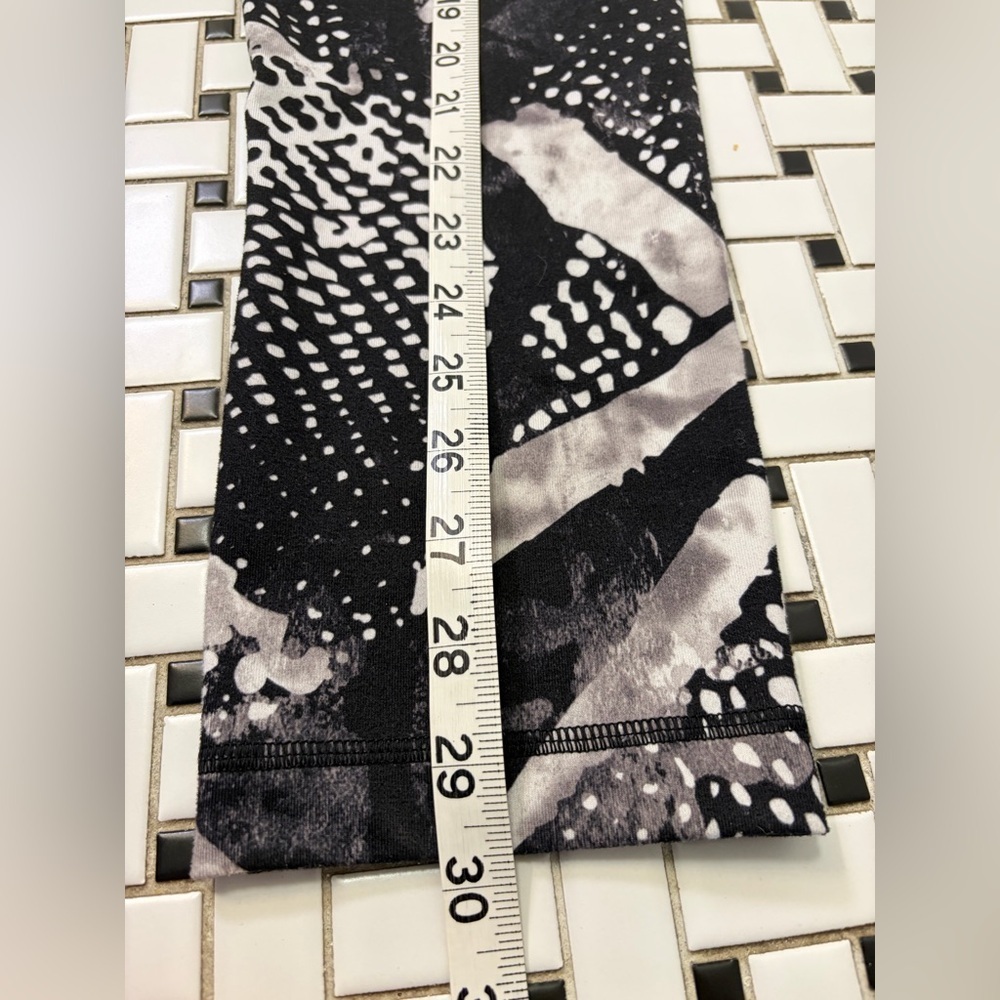Lululemon Athletica Black and White Patterned Capris - Picture 5 of 6